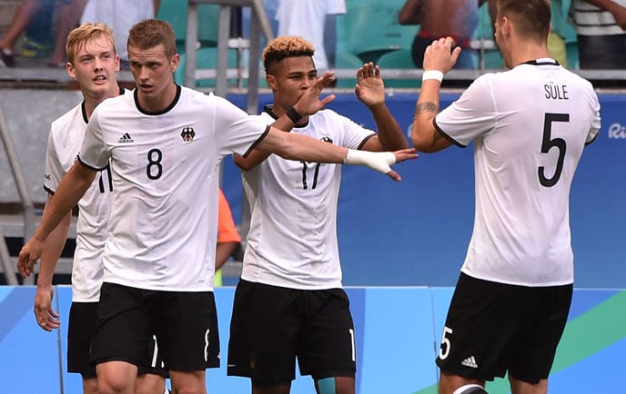 Serge Gnabry (Mitte) feiert sein Tor gegen Südkorea im Vorrundenspiel des olympischen Fußballturniers der Männer in der Arena Fonte Nova Stadium in Salvador am 7.August 2016. / AFP PHOTO / NELSON ALMEIDA