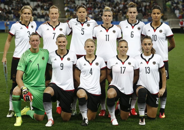 Die deutsche Frauen-Fußballnationalmannschaft bei den Rio 2016 Olympic Games vor dem ersten Vorrundenspiel gegen Simbabwe am 3.August 2016. / AFP PHOTO / Miguel SCHINCARIOL