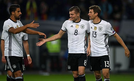 Toni Kroos, Sami Khedira und Thomas Müller (R) feiert das 3:0 gegen Tschechien. Im hier zu sehenden Hinspiel wirkte der DFB deutlich leichtfüssiger als gestern in Prag. / AFP PHOTO / PATRIK STOLLARZ