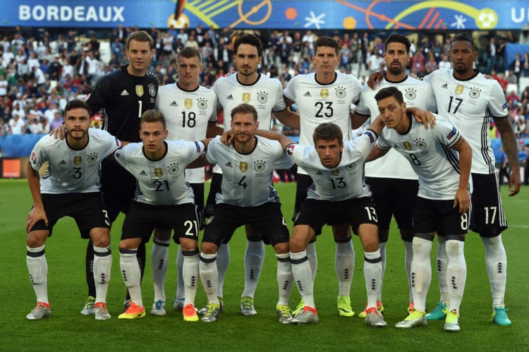 (Von links nach oben) Deutschlands Torwart Manuel Neuer, Deutschlands Mittelfeldspieler Toni Kroos, Deutschlands Verteidiger Mats Hummels, Deutschlands Stürmer Mario Gomez, Deutschlands Mittelfeldspieler Sami Khedira und Deutschlands Verteidiger Jerome Boateng, (unten) Deutschlands Verteidiger Jonas Hector, Deutschlands Mittelfeldspieler Joshua Kimmich, Deutschlands Verteidiger Benedikt Hoewedes, Deutschlands Mittelfeldspieler Thomas Müller und Deutschlands Mittelfeldspieler Mesut Oezil posieren vor dem Viertelfinalspiel der Euro 2016 zwischen Deutschland und Italien im Stadion Matmut Atlantique in Bordeaux am 2. Juli 2016. / AFP PHOTO / PATRIK STOLLARZ