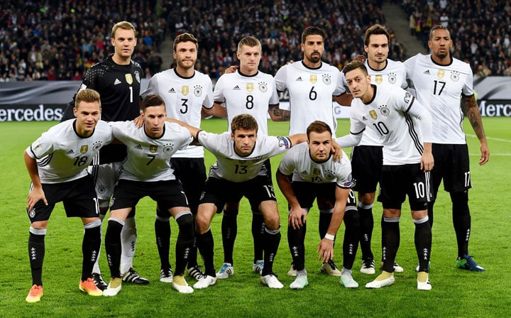 Die deutsche Aufstellung vor dem Länderspiel gegen Tschechien am 8.Oktober 2016: vor links nach rechts: Joshua Kimmich, Julian Draxler, Thomas Mueller, Mario Goetze, Mesut Oezil; (hinten links nach rechts) G Manuel Neuer, Jonas Hector, Toni Kroos, Sami Khedira, Mats Hummels und Jerome Boateng. / AFP PHOTO / PATRIK STOLLARZ