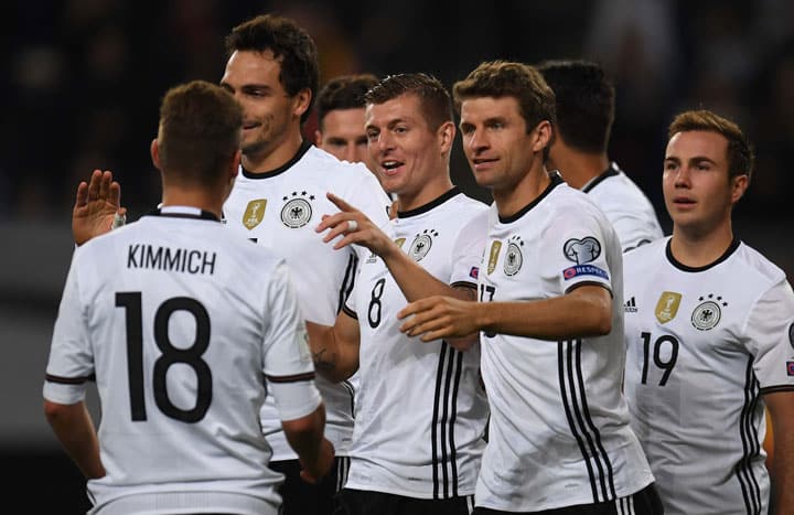 Im Hinspiel im Oktober 2016 konnte die deutsche Mannschaft deutlich mit 3:0 gewinnen. Ob dies im Rückspiel auch gelingen kann? / AFP PHOTO / PATRIK STOLLARZ