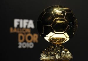 Die FIFA Ballon d'Or-Trophäe wird während einer Pressekonferenz der Finalisten des FIFA Ballon d'Or vor der Preisverleihung der World Player Gala gezeigt. AFP PHOTO / FRANCK FIFE