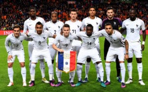 Frankreich im neuen Auswärtstrikot 2017 gegen die Niederlande: Paul Pogba, Djibril Sidibe, Laurent Koscielny, Raphael Varane, Torwart Hugo Lloris und Moussa Sissoko, (vorne links nach rechts) Antoine Griezmann, Dumitri Payet, Kevin Gameiro, Blaise Matuidi und Layvin Kurzawa am 10.Oktober 2016 in Amsterdam. / AFP PHOTO / FRANCK FIFE