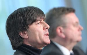 Joachim Löw verlängerte am 31.10.2016 seinen Vertrag als Bundestrainer vorzeitig bis zur EM 2020. DFB-Präsident Grindel ist sichtlich erleichtert! / AFP PHOTO / DANIEL ROLAND