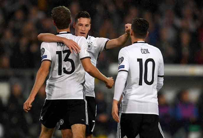 Dynamisches Trio: Thomas Müller (L), Julian Draxler (M) und Mesut Özil (R) wussten auch gestern gegen Norwegen wieder zu überzeugen. Gemeinsam waren sie an 5 der 6 deutschen Tore beteiligt. / AFP PHOTO / PATRIK STOLLARZ