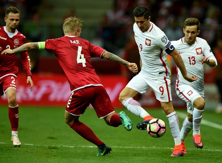 Polens Robert Lewandowski und Maciej Rybus im Länderspiel gegen Dänemark gegen Simon Kjaer (2nd L) und Peter Ankersen (L) am 8.Oktober 2016 in Warschau. / AFP PHOTO / JANEK SKARZYNSKI