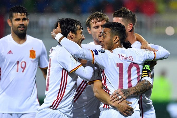 Die spanische Fußballnationalmannschaft feiert den Sieg über Albanien im Loro-Borici stadium in Shkoder am 9.Oktober 2016. / AFP PHOTO / Andrej ISAKOVIC