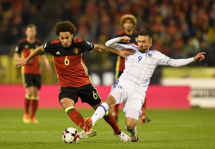 Belgiens Axel Witsel (L) gegen Bosniens Vedad Ibisevic am 7.Oktober 2016 in Brussels. / AFP PHOTO / JOHN THYS