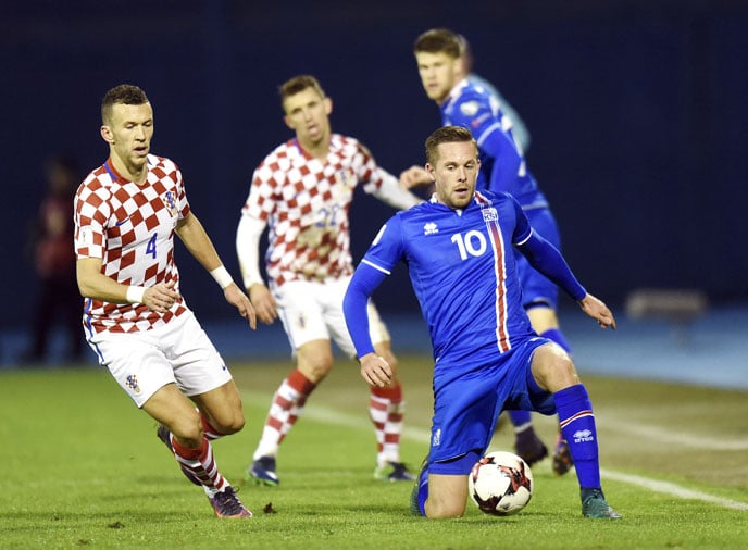 Islands Gylfi Sigurdsson (R) gegen den Kroaten Ivan Perisic beim World Cup Quali-Spiel in Zagreb am 12.November 2016. Kroatien gewinnt mit 2:0 . / AFP PHOTO / STR