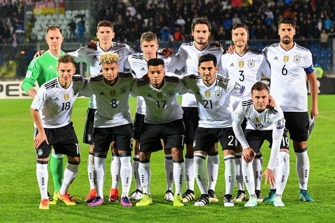 Die Startaufstellung gegen San Marino am 11.11.2016 AFP PHOTO / VINCENZO PINTO