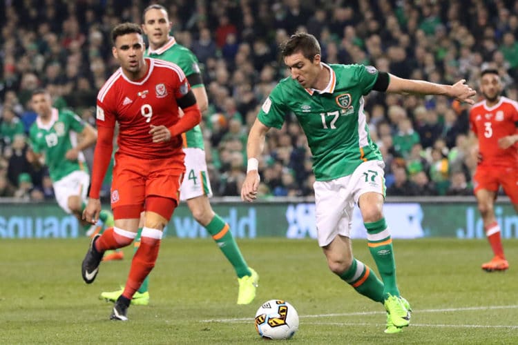 Ireland's Stephen Ward (rechts) und Wales' Stürmern Hal Robson-Kanu (2nd L) beim World Cup 2018 qualification-Spiel in Dublin, Ireland am 24.März 2017. / AFP PHOTO / Paul FAITH