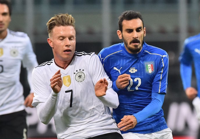 GDEr Italiener Giuseppe Zappacosta gegen den Debütanten Yannick Gerhardt am 15.11.2016 in Mailand (Foto AFP). GIUSEPPE CACACE / AFP
