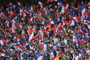 Französische Fans jubeln im Stadion.