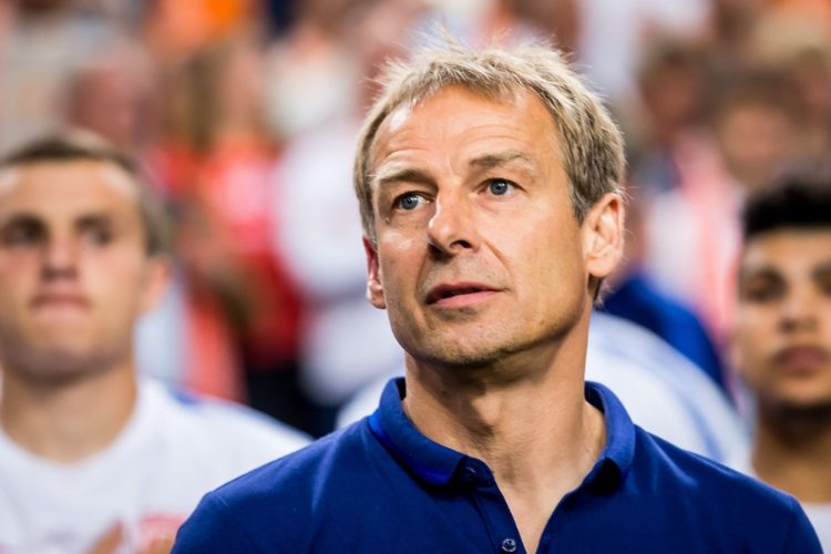 Ein nachdenklicher Jürgen Klinsmann während eines Spiels der US-Nationalmannschaft