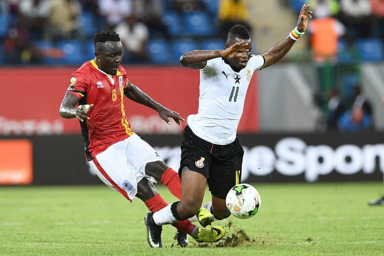 Uganda's Mittelfeldspieler Tony Mawejje (L) gegen Ghana's Mubarak Wakaso beim Africa Cup of Nations 2017 in Port-Gentil am 17.Januar 2017. / AFP PHOTO / Justin TALLIS