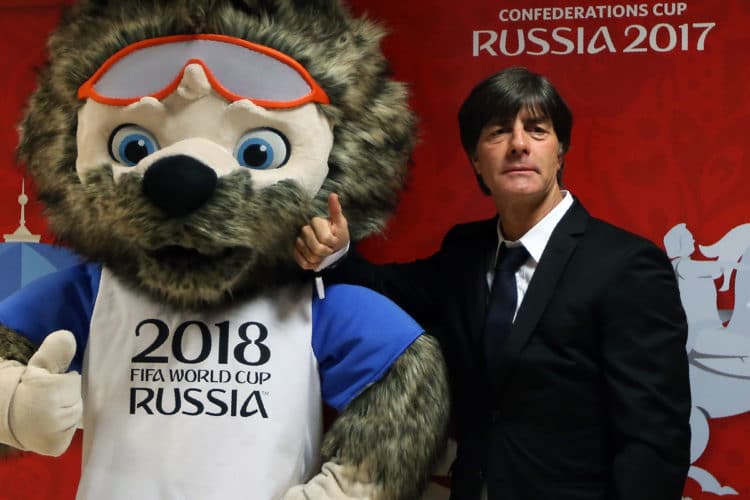 Bundestrainer Joachim Löw zusammen mit dem Maskottchen der WM 2018 Zabivaka. / AFP PHOTO / Roman Kruchinin
