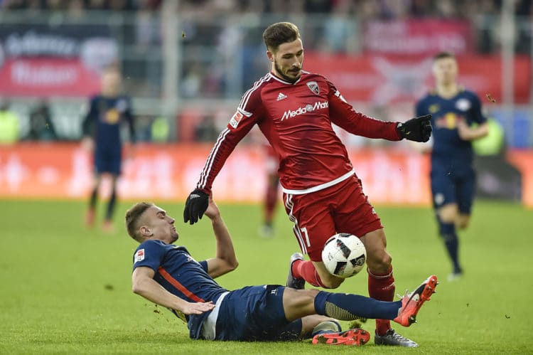 Leipzig's Stefan Ilsanker (L) foult Ingolstadt's Mathew Leckie in der Bundesliga am 10.Dezember 2016. / AFP PHOTO / GUENTER SCHIFFMANN