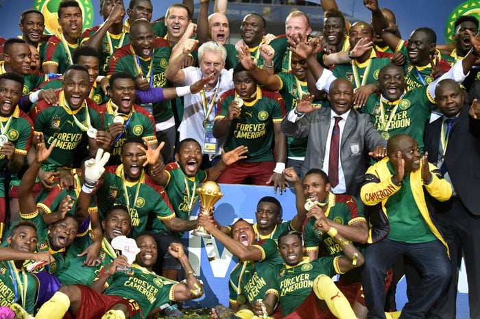 Kamerun und der belgische Trainer Hugo Broos (Mitte) feiern nach dem 2:1 Sieg gegen Ägypten den Gewinn des Afrikacups 2017 am 05.Februar 2017/ AFP PHOTO / ISSOUF SANOGO