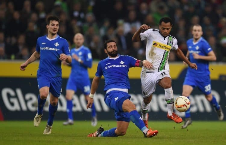 Mönchengladbach's Raffael und Darmstadt's Kapitän Aytac Sulu am 20. Dezember 20, 2015. / AFP / PATRIK STOLLARZ