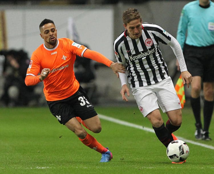 Darmstadt’s Abwehrspieler Luca Caldirola (L) und Frankfurt’s Bastian Oczipka in der Bundesliga am 5.Februar 2017. / AFP PHOTO / Daniel ROLAND