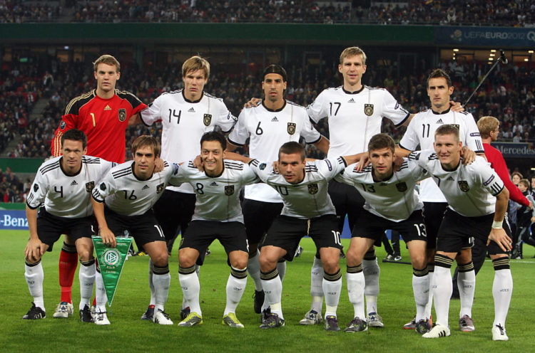 Die deutsche Startaufstellung beim Euro 2012 Qualifikationsspiel gegen Aserbaidschan im Rheinenergie Stadion Köln am 7.September 2010. (vorne links) Sascha Riether, Philipp Lahm, Mesut Oezil, Lukas Podolski, Thomas Mueller, Bastian Schweinsteiger. (Hinten von links) Manuel Neuer, Holger Badstuber, Sami Khedira, Per Mertesacker und Miroslav Klose. Deutschland gewann 6:1. AFP PHOTO PATRIK STOLLARZ