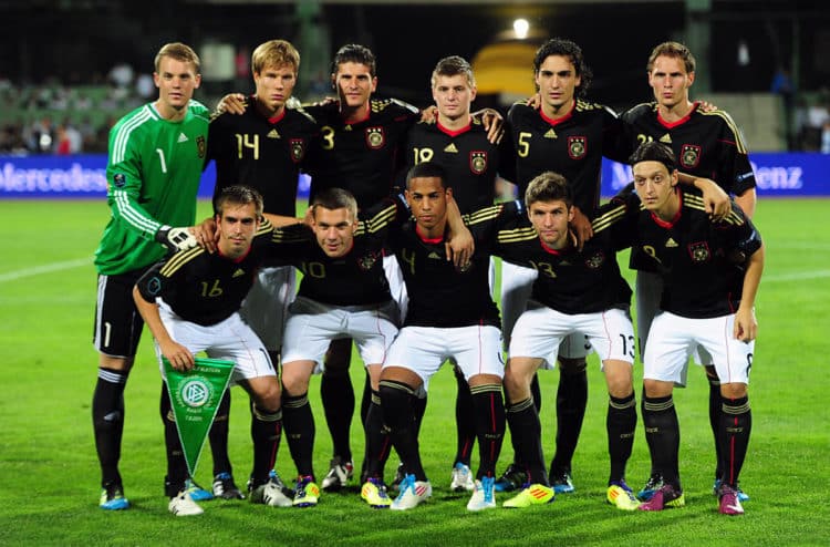 Die deutsche Startaufstellung beim Euro 2012 Qualifikationsspiel gegen Aserbaidschan am 7.Juni 2011 in Baku, Deutschland gewinnt 3:1. Hinten: Manuel Neuer, Holger Badstuber, Mario Gomez, Toni Kroos, Mats Hummels, Benedikt Hoewedes, vorne (L-R) Philipp Lahm, Lukas Podolski, Dennis Aogo, Thomas Mueller und Mesut Oezil AFP PHOTO / JOHANNES EISELE