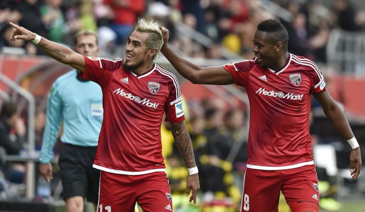 Ingolstadt's Dario Lezcano (links, aus Paraguay) feiert sein Tor mit dem Brasilianer Roger de Oliveira Bernardo gegen Borussia Dortmund in Ingolstadt am 22.Oktober 2016. GUENTER SCHIFFMANN / AFP