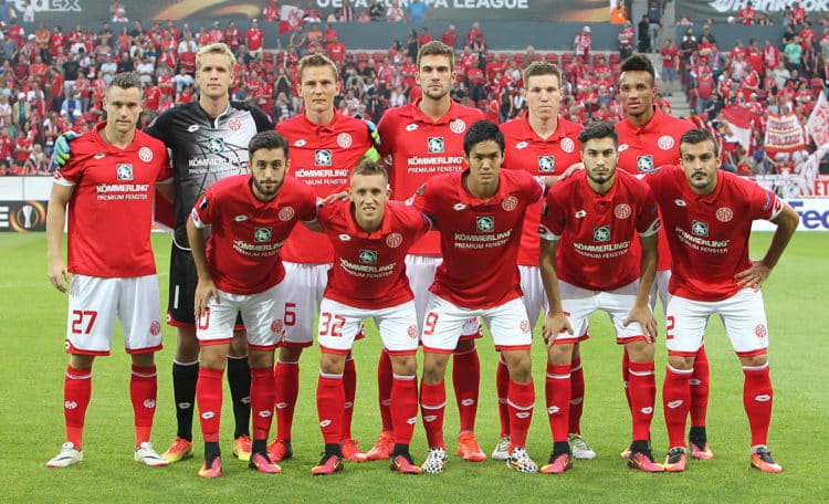 Mainz' Spieler vor dem UEFA Europa League Group C gegen Saint Etienne in Mainz am 15.September a2016. / AFP PHOTO / DANIEL ROLAND