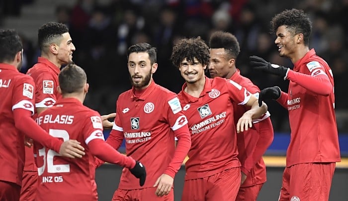 Mainz's Stürmer Aaron Seydel (R) feiert sein Tor gegen Hertha BSC am 27.November 2016. / AFP PHOTO / John MACDOUGALL