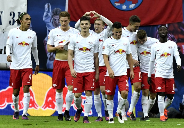 RB Leipzig's Emil Forsberg (Mitte) trifft in der Bundesliga gegen Mainz 05 am 6.November 2016. / AFP PHOTO / John MACDOUGALL