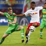 Mönchengladbach's Stürmer Andre Hahn (L) und RB Leipzig's Bernardo Fernandes da Silva Junioram 21.September 2016. / AFP PHOTO / Odd ANDERSEN