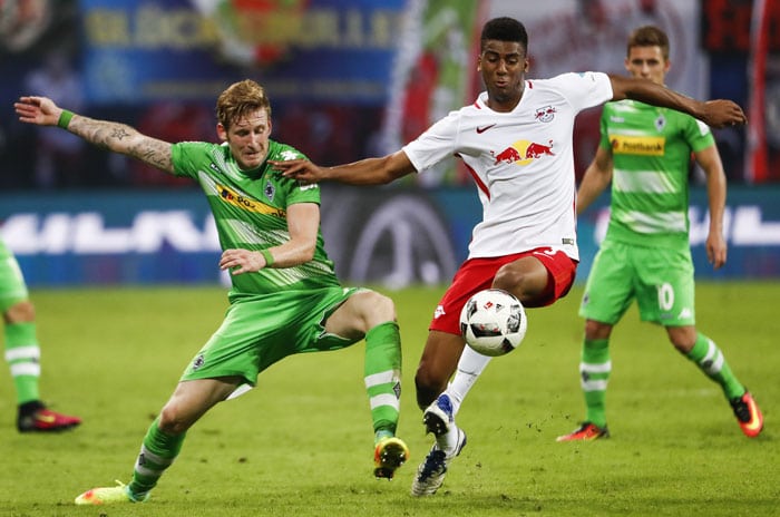 Mönchengladbach's Stürmer Andre Hahn (L) und RB Leipzig's Bernardo Fernandes da Silva Junioram 21.September 2016. / AFP PHOTO / Odd ANDERSEN