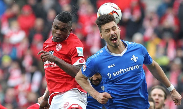 Mainz' Jhon Andres Cordoba (L) und Darmstadt's Stürmer Sandro Wagner, der heute bei 1899 Hoffenheim spielt am 6.März 2016. / AFP PHOTO / DANIEL ROLAND