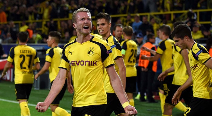 Dortmund's André Schuerrle jubelt. Heute kann er seiner Mannschaft gegen Tottenham wegen einer Verletzung nicht helfen. / AFP PHOTO / PATRIK STOLLARZ