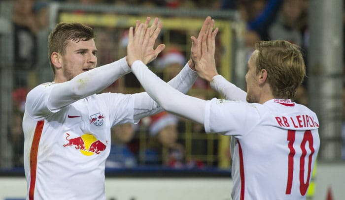 Leipzig's Stürmer Timo Werner (Links) feiert mit dem Schweden Emil Forsberg gegen den SC Freiburg am 25. November 2016. / AFP PHOTO / THOMAS KIENZLE