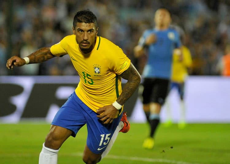 Brasiliens Paulinho feiert seinen Hattrick gegen Uruguay am 23.März 2017. / AFP PHOTO / DANTE FERNANDEZ