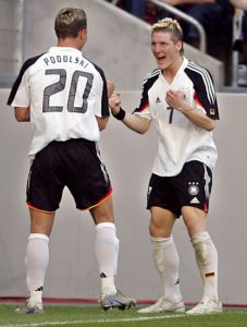 Bastian Schweinsteiger (R) und Lukas Podolski beim Confederations cup 2015 gegen Tunesien am 18.Juni 2005 im RheinEnergie. AFP PHOTO PATRIK STOLLARZ