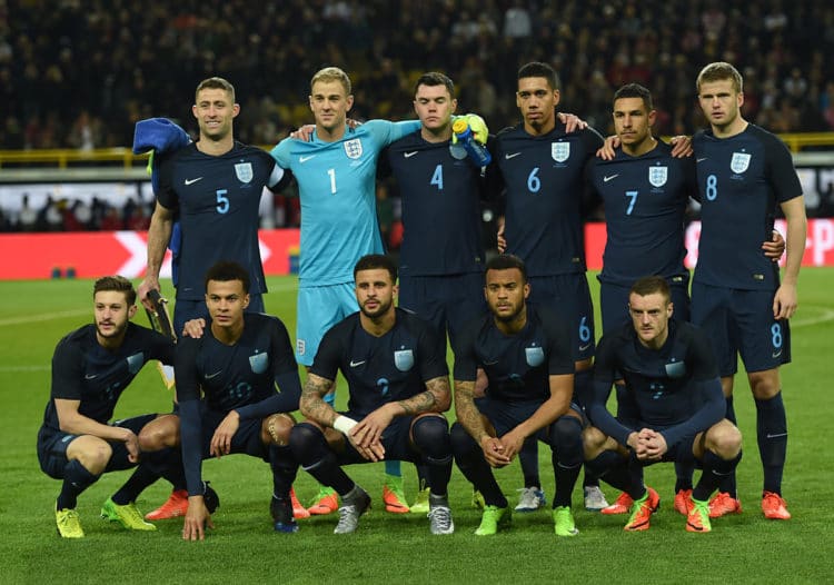 Die englische Nationalmannschaft beim Testspiel gegen Deutschland am 22.03.2017 - welches sie mit 0:1 verloren haben. Neu im Gepäck: das neue blaue Heimtrikot der Three Lions. AFP PHOTO / PATRIK STOLLARZ