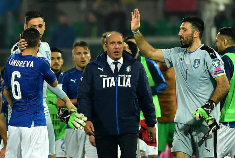 Italiens Torwart Gianluigi Buffon (R) feiert sein 1.000 Pflichtspiel seiner Karrier. In der Mitte zufrieden nach einem 2:0 Sieg: Italiens Trainer Giampiero Ventura gegen Albanien am 24.März. / AFP PHOTO / ALBERTO PIZZOLI