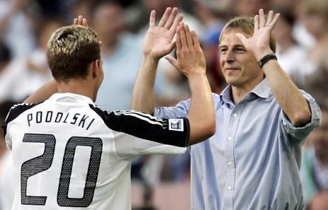 Bundestrainer Jürgen Klinsmann (R) klatscht sich mit Lukas Podolski beim Confederations cup gegen Tunisien am 18. Juni 2005 ab. AFP PHOTO / TORSTEN SILZ