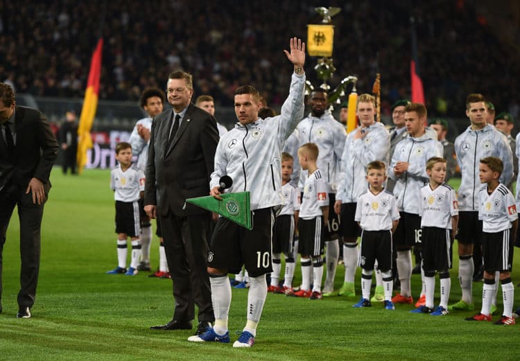 Podolski bei seiner Verabschiedung durch den DFB. PATRIK STOLLARZ / AFP