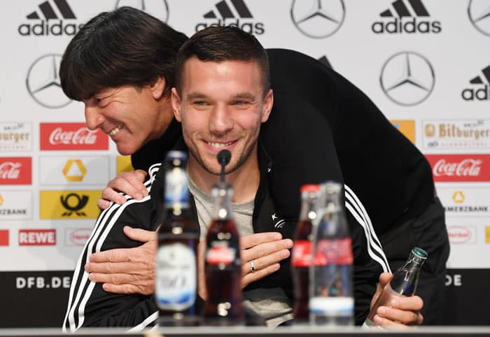 Lukas Podolski und Bundestrainer Joachim Löw bei der Pressekonferenz am 21.März 2017 vor dem Testspiel gegen England. / AFP PHOTO / PATRIK STOLLARZ