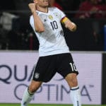 Podolski jubelt nach seinem Traumtor. PATRIK STOLLARZ / AFP