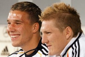 Lukas Podolski (L) und Bastian Schweinsteiger bei der DFB-Pressekonferenz in Berlin am 07. Juni 2006 vor der WM-eröffnung gegen Costa Rica. AFP PHOTO / OLIVER LANG