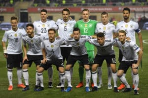 Startaufstellung der deutschen Fußball-Nationalmannschaft gegen Aserbaidschan am 26.03.2017 - Joshua Kimmich, Jonas Hector, Benedikt Hoewedes, Julian Draxler, Thomas Mueller, Andre Schuerrle, - hinten - Mario Gomez, Mats Hummels, Bernd Leno, Toni Kroos und Sami Khedira. / AFP PHOTO / Kirill KUDRYAVTSEV
