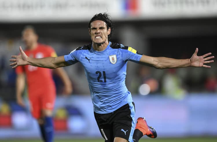 Uruguay's Edinson Cavani feiert in der WM 2018 Qualifikation. Die Freude über seinen Führungstreffer sollte jedoch nur von kurzer Dauer sein. / AFP PHOTO / Martin BERNETTI