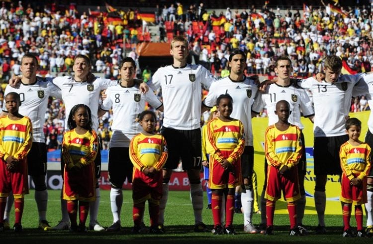Deutschland spielte im WM 2010 Trikot von Adidas. AFP PHOTO / JOHN MACDOUGALL