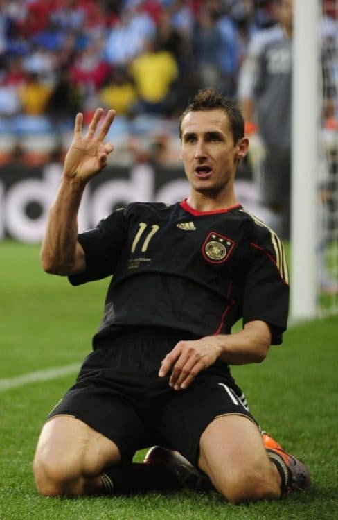 Deutschlands Stürmer Miroslav Klose feiert nach dem zweiten Tor seiner Mannschaft während des WM-Viertelfinales Argentinien gegen Deutschland 2010 am 3. Juli 2010 im Green Point Stadion in Kapstadt. - AFP PHOTO / JOHN MACDOUGALL