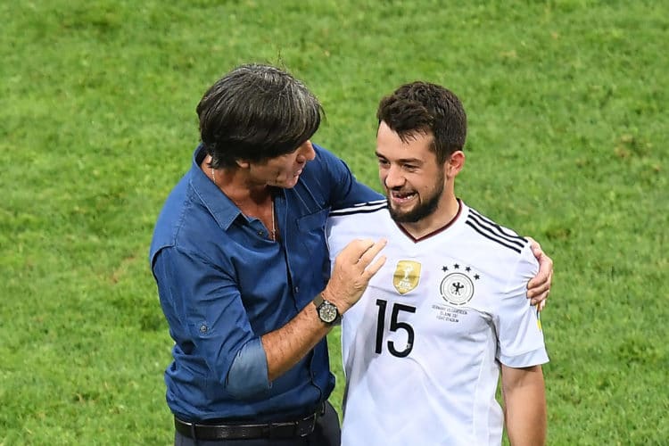 Bundestrainer Joachim Loew (L) bei der Auswechselung von Amin Younes beim FIFA Confederations Cup 2017 gegen Kamerun in Sochi am 25.Juni 2017. / AFP PHOTO / FRANCK FIFE